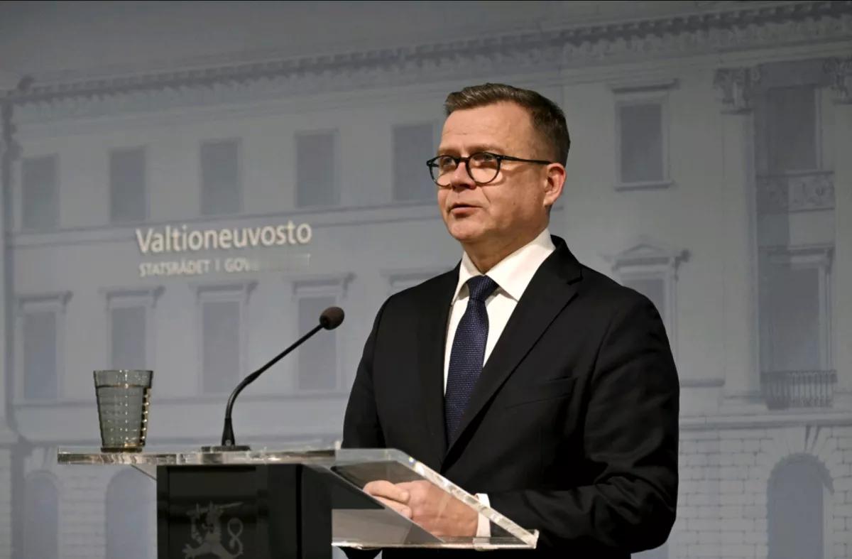 欧洲新闻网消息，当地时间24日，芬兰总理奥尔波宣布，为抵御莫斯科正在发动的“混合