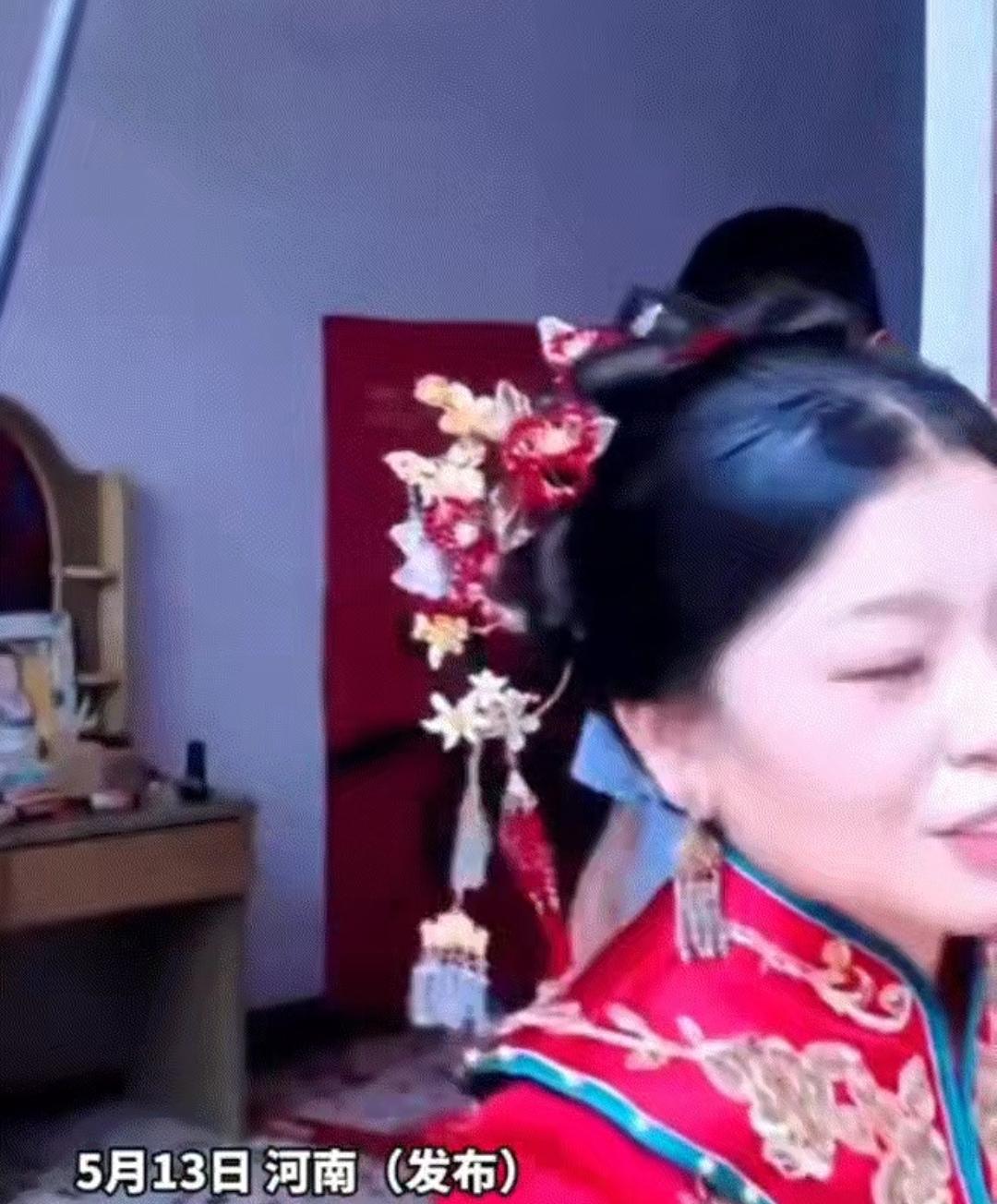 河南，一妹妹大喜之日，哥哥代替去世的父母送妹妹出嫁，临行前，哥哥端着盘子让妹妹“