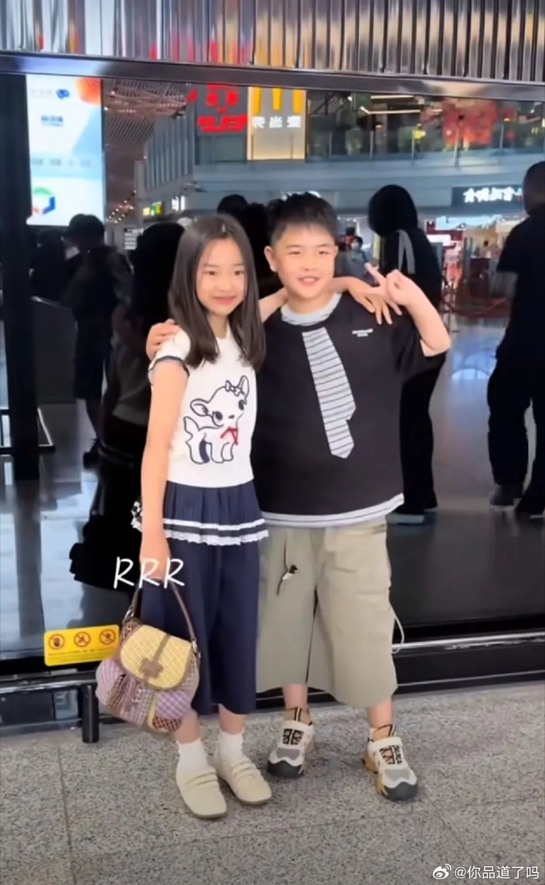朵朵和小酒窝现身机场，俩小孩不仅配合媒体拍照，朵朵还说：“热搜不就来了嘛”，不少