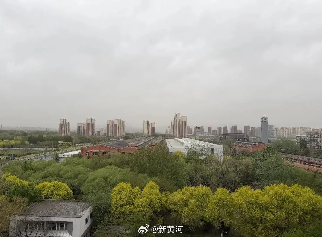 【#北京为何出现沙尘天气#】目前，北京降雨持续，同时在大风沙尘影响下，全市空气质