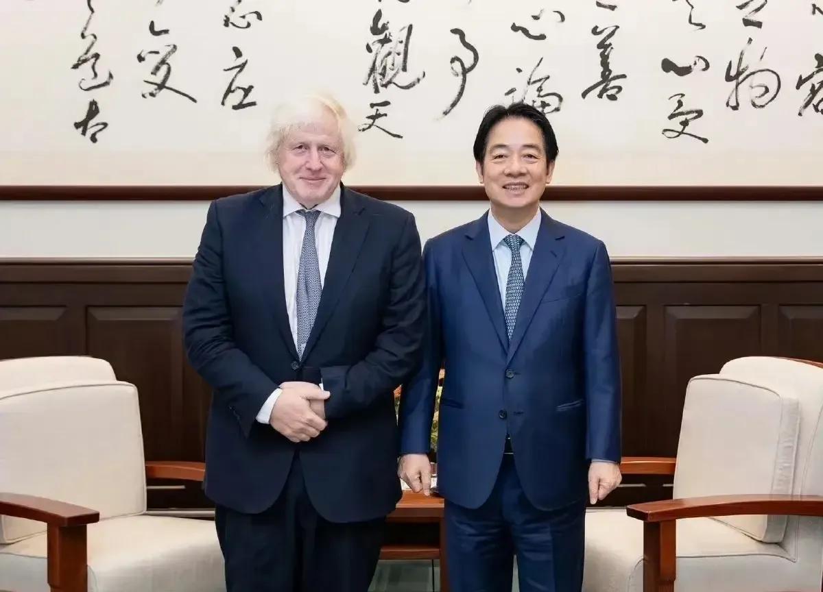 英国“金毛狮王”约翰逊去台湾了。“金毛狮王”约翰逊虽然是英国前首相，但是退下来