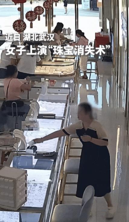 “丢脸丢到人民日报了！”湖北武汉，一女子去逛商场金店，她趁店员不注意，用纸巾把项