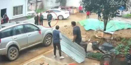 湖南永州，李先生把钢圈等物放邻居闲置院子，大年初八邻居回来要入住，双方起争执。邻