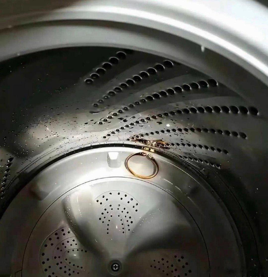 酒店的洗衣机里发现的，可以捡吗？