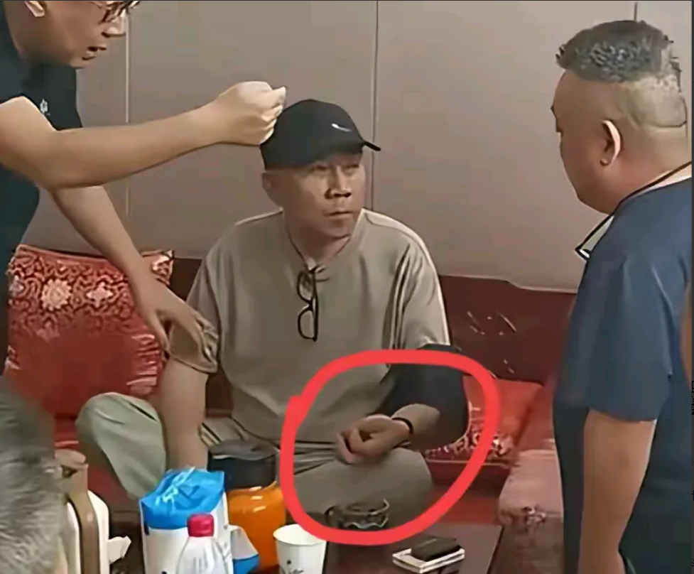 杨老五每次出场，都能成为笑话，看看今天吊唁杨少华的会场，歪嘴旺阳摆弄杨老五，如同