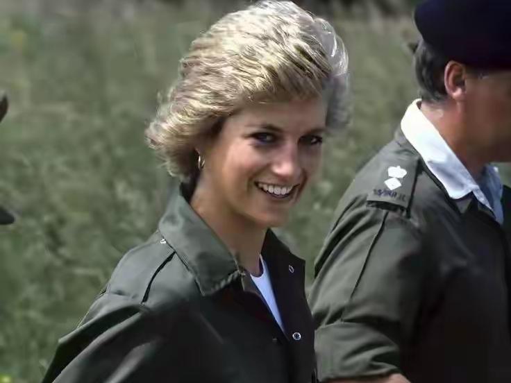 论造型的飒爽，无人能及戴安娜！英王室选戴安娜，成为王妃，其实目的就那么几个！