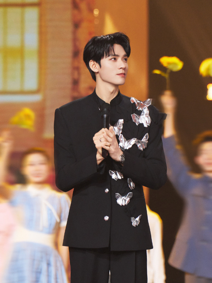 1.张凌赫晚上不管多晚收工，都会卸完妆敷个睡眠面膜。2.龚俊版的《陆小凤》算得上