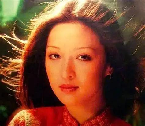 1994年，41岁的胡因梦未婚生下女儿，外界疯狂追问生父是谁，她直接坦然说明