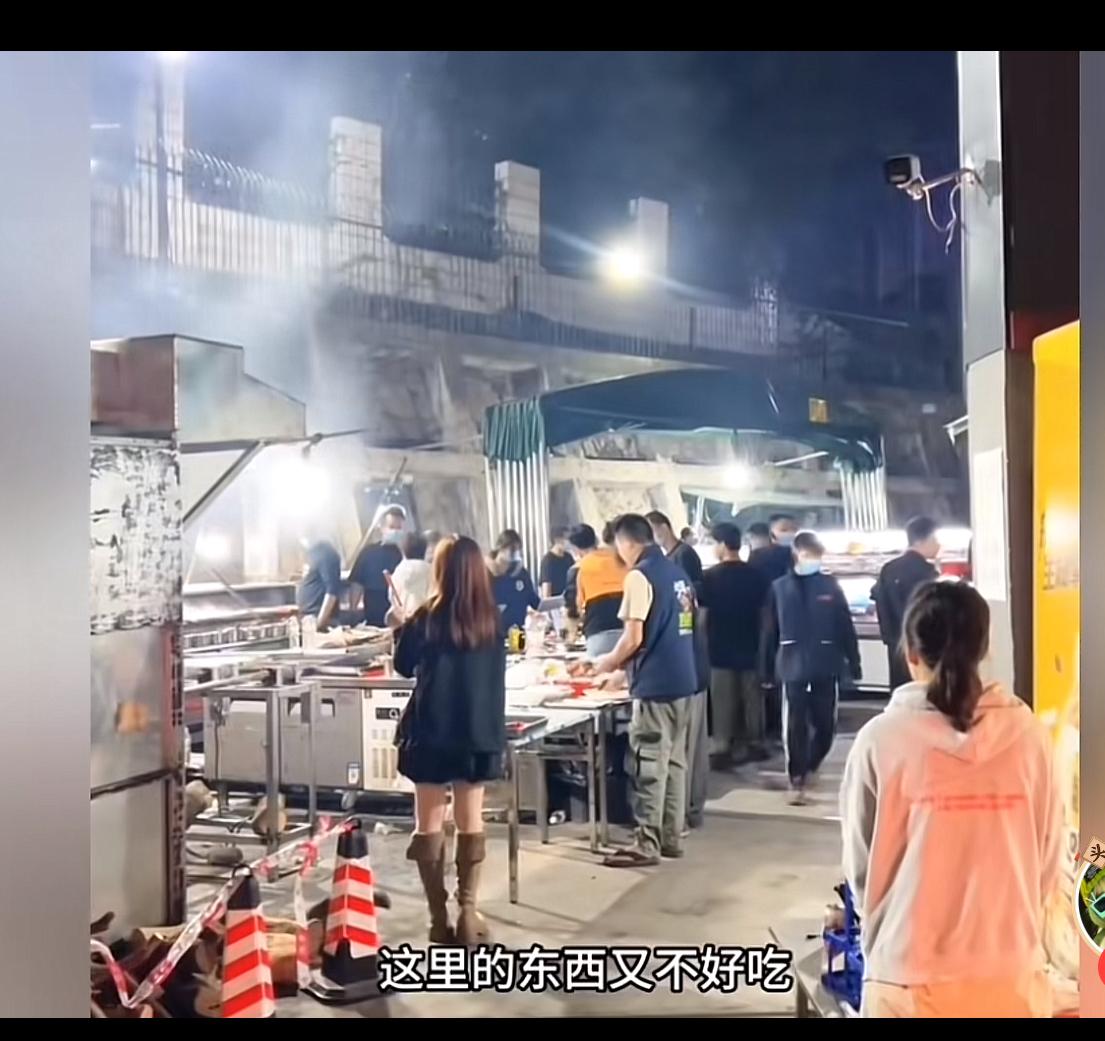 少年烤鸡之所以火爆，说实话大多数都是冲着李维刚的人品和人格去捧场！令人惊讶的是，