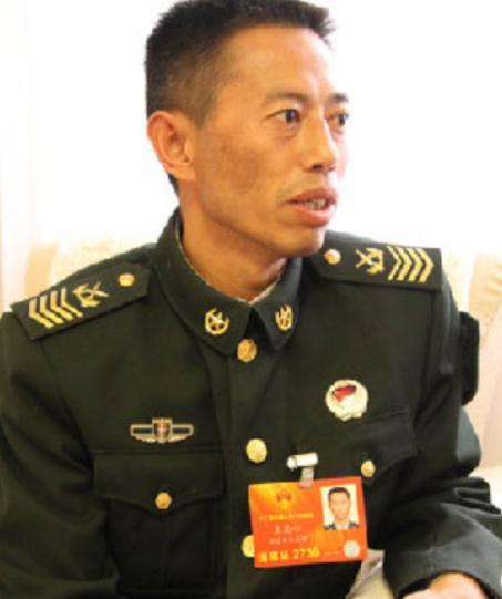 在火箭军的军营里，有这样一位特殊的老兵。从1999年开始，他先后两次办理退伍手续