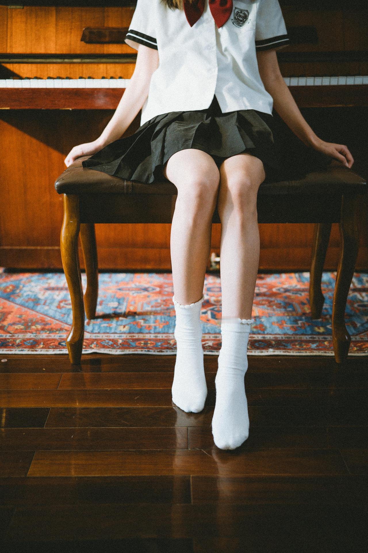 钢琴人像作品，将制服少女的忧郁气质与复古场景深度融合，呈现出细腻而动人的情绪表达