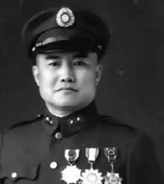 1948年，国民党中将周福成的女儿赶到沈阳劝父亲起义，没想到，周福成掏枪顶住女儿