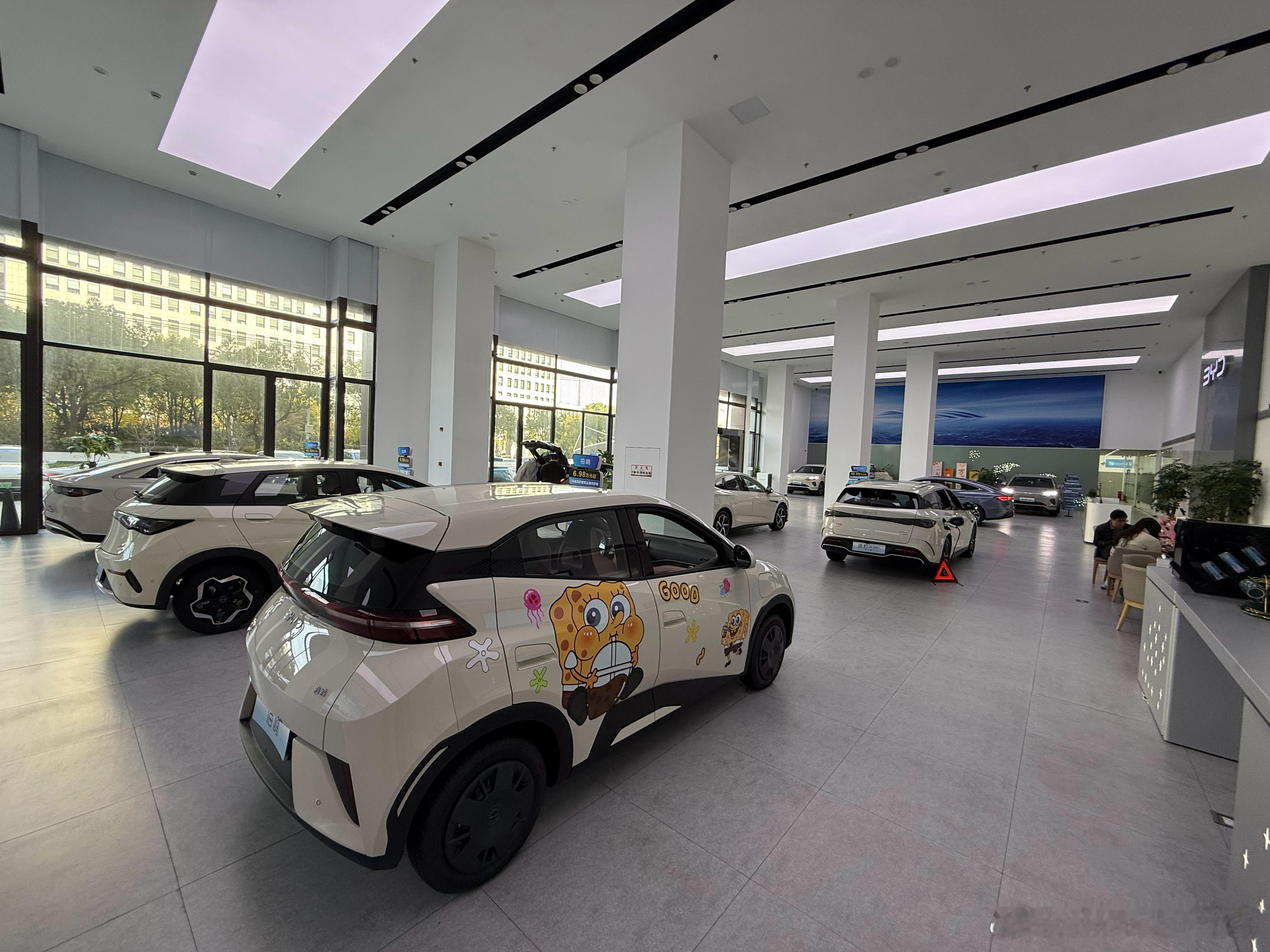 海豹ev算是退出国内舞台了，基本没有4S店还摆展车去了趟经销商的大库，里面有老款