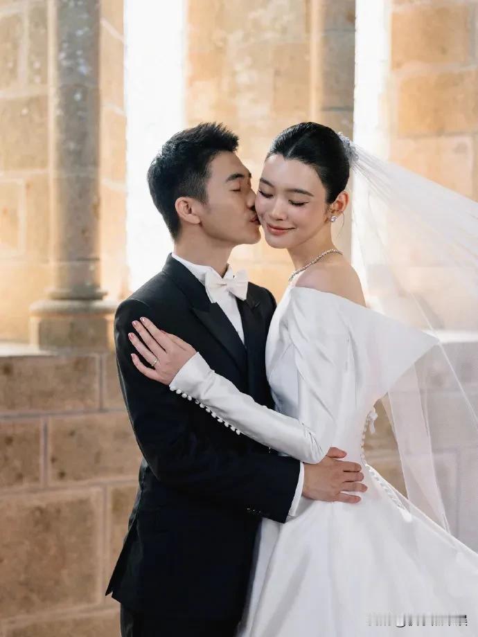 据说二房规定，三房四房子女都不允许在港澳举办婚礼难怪，奚梦瑶和何猷君要选择在法