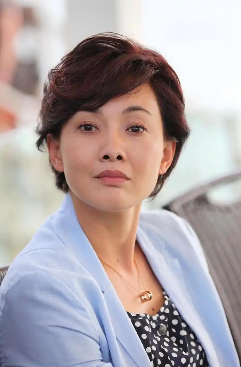 牛莉说，我1972年生在北京，标准军人家庭，爸爸是空军飞行员，妈妈是全国射击冠军