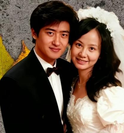 谁说娱乐圈没有情比金坚的神仙眷侣？照片中刘欢与妻子卢璐的甜蜜微笑，仿佛时光从未走