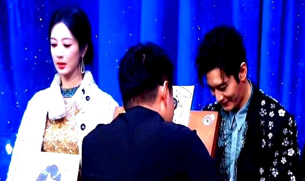 微博之夜后台，人声鼎沸，像一锅煮沸的粥。黄晓明忽然低头，凑近杨紫问了句：“我帮