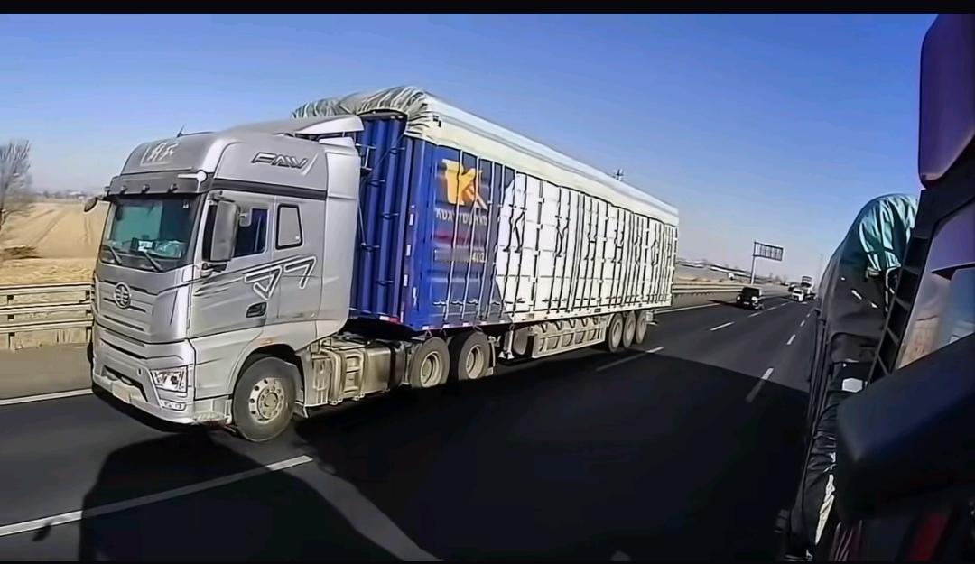 东北地区的特色车型，百吨王运粮车！很好奇这种车型是怎么上高速的，现在的高速路