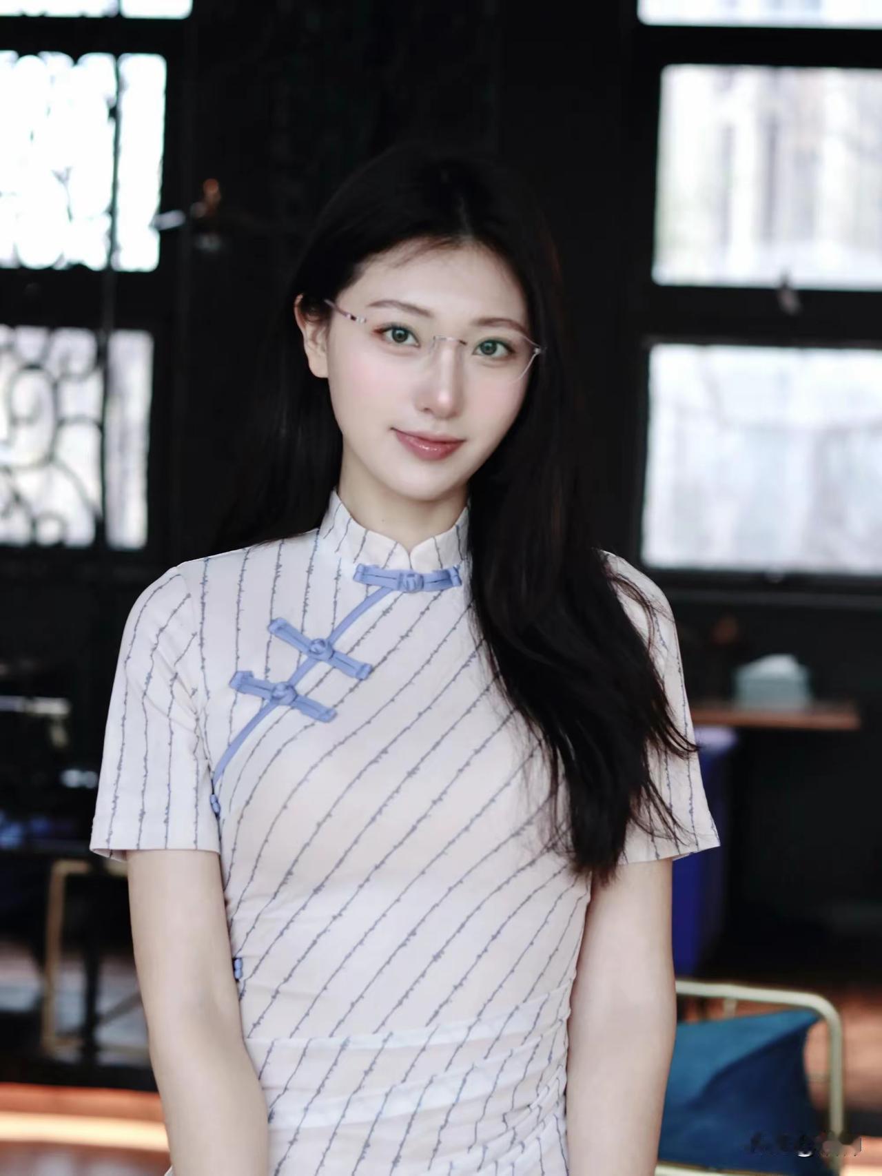 时光有时候摧残了女人，也一点点雕琢了女人。