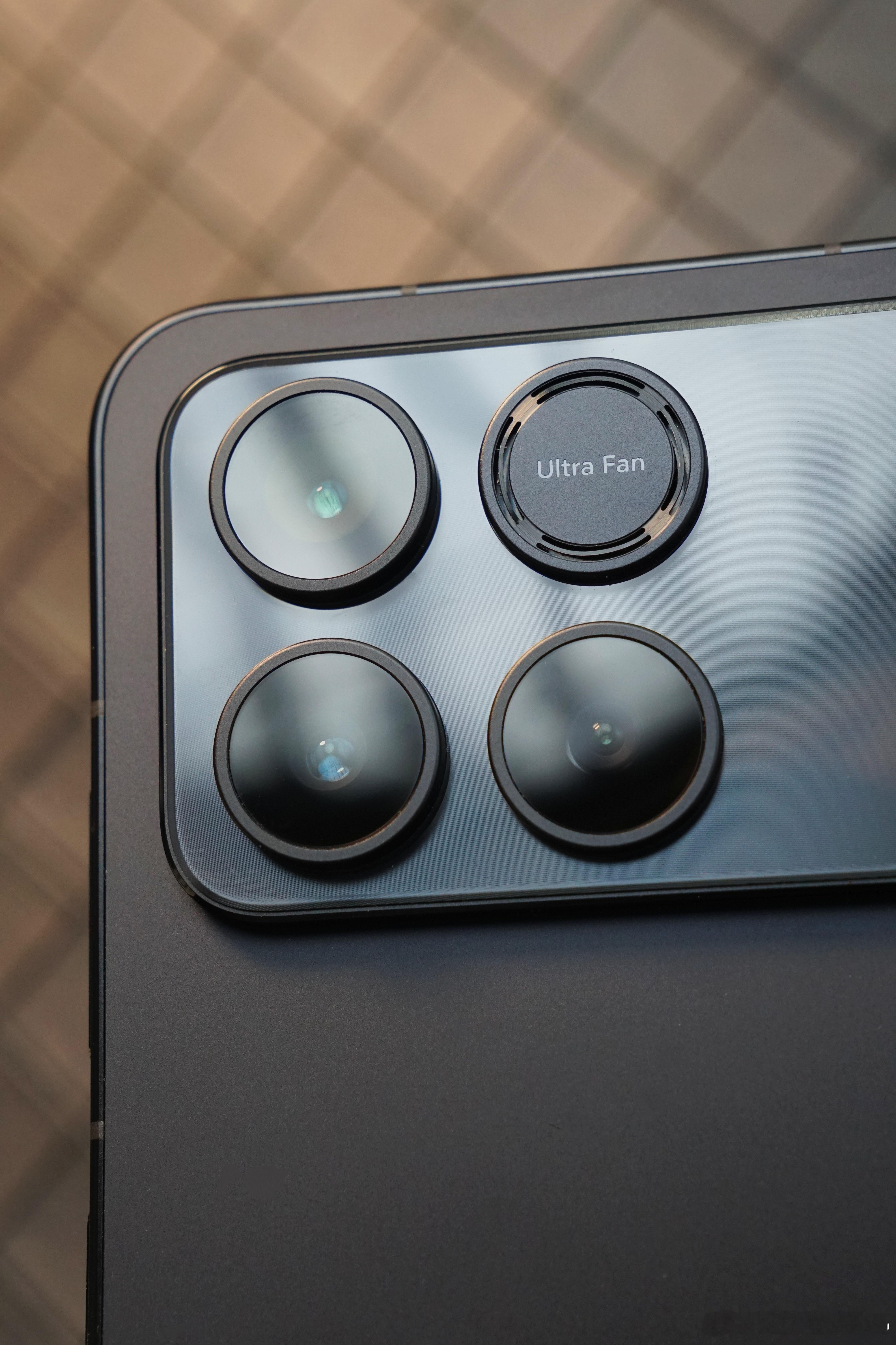 荣耀WIN系列标配了散热风扇，很多网友担心风扇会不会影响防水，大可放心，荣耀WI