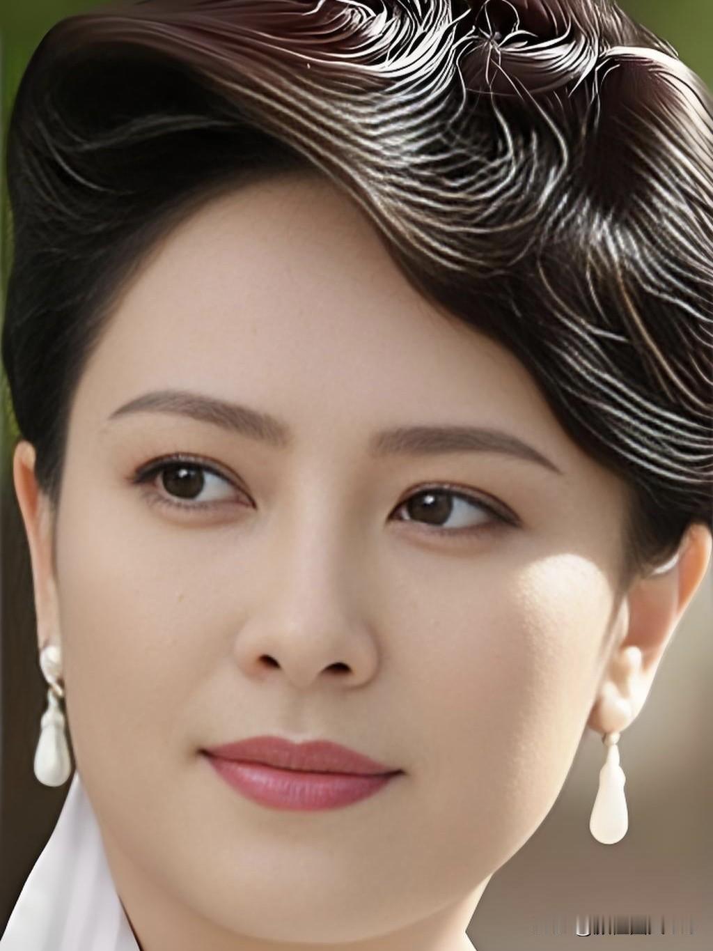 左翎，九十年代银幕女神，气质温婉如水，演技细腻动人。从《情满珠江》到无数经典，她
