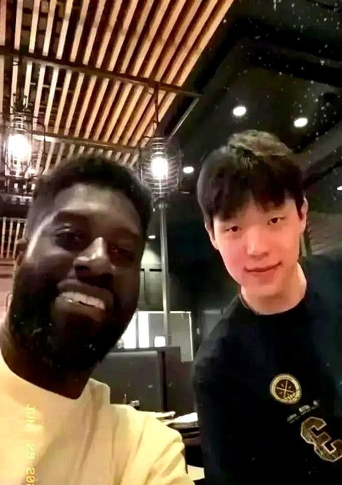 杨瀚森在开拓者训练馆差点蹦起来！迎面走来的助教杰特，居然是当年山东队的老战友。这