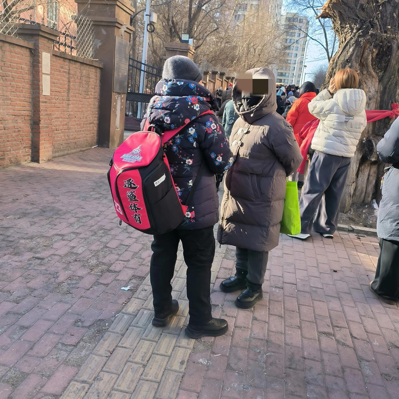有人出生在罗马，一同接隔辈放学，处级退休的老太太，她老公副厅级退休，一个孙子每天