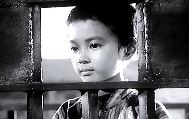 1949年，小萝卜头的遗体，在戴公祠警卫室被挖了出来。谁知，小萝卜头手里紧紧攥着