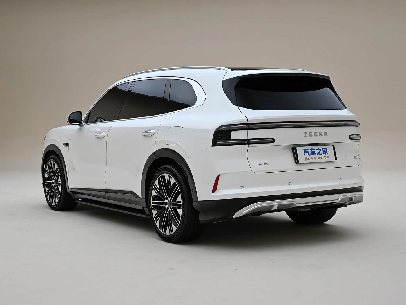 新车极氪8X，这车是真的好看，线条很优美，比那个方头方脑二愣子一样的9X强不知