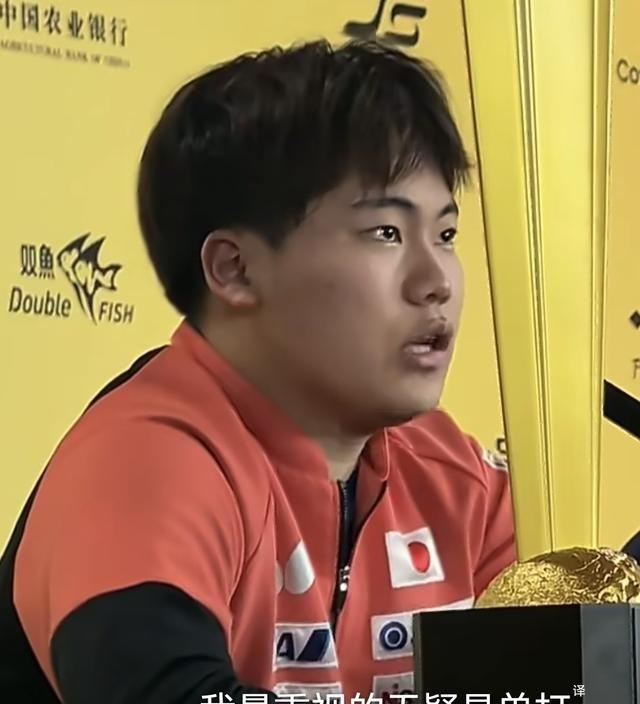 日乒万万没想到！王曼昱在旁边听到这话时，表情都微微愣了一下，眼神里带着点意外。