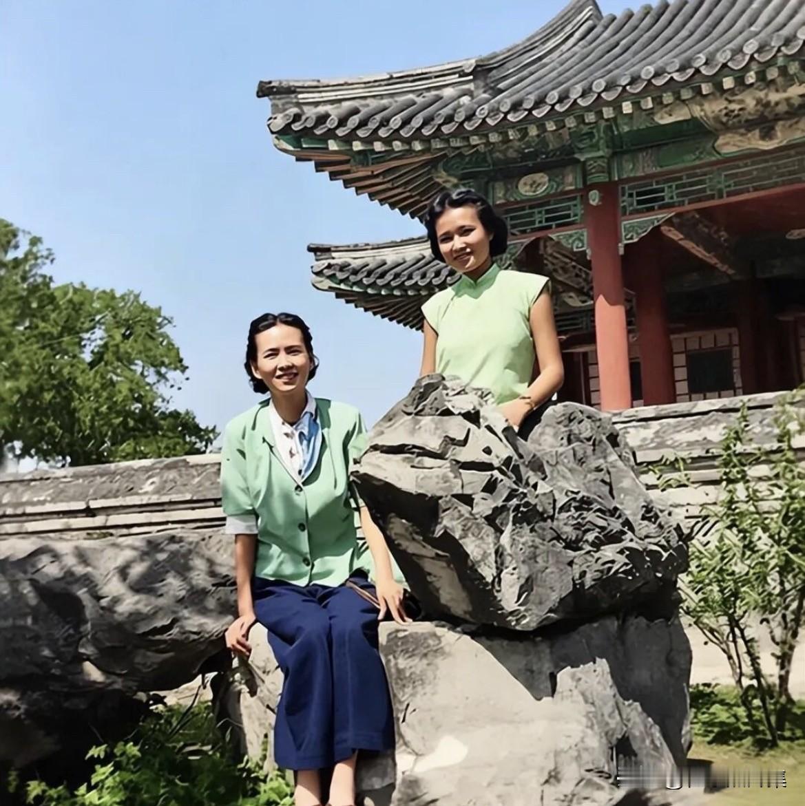 1947年，43岁的林徽因与18岁女儿梁再冰的在颐和园游玩的合影，非常珍贵。此时