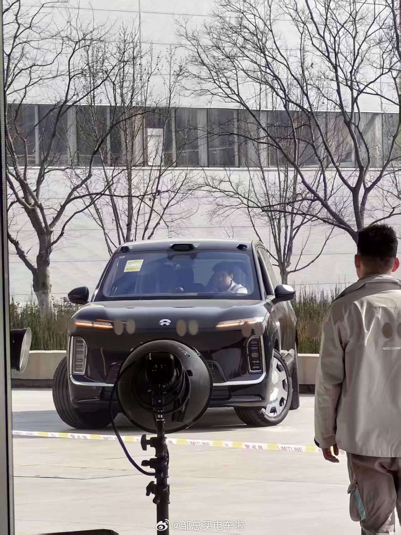 蔚来以往在外观设计上，对金属饰条的运用一直很克制，而这次在旗舰SUVES9上明