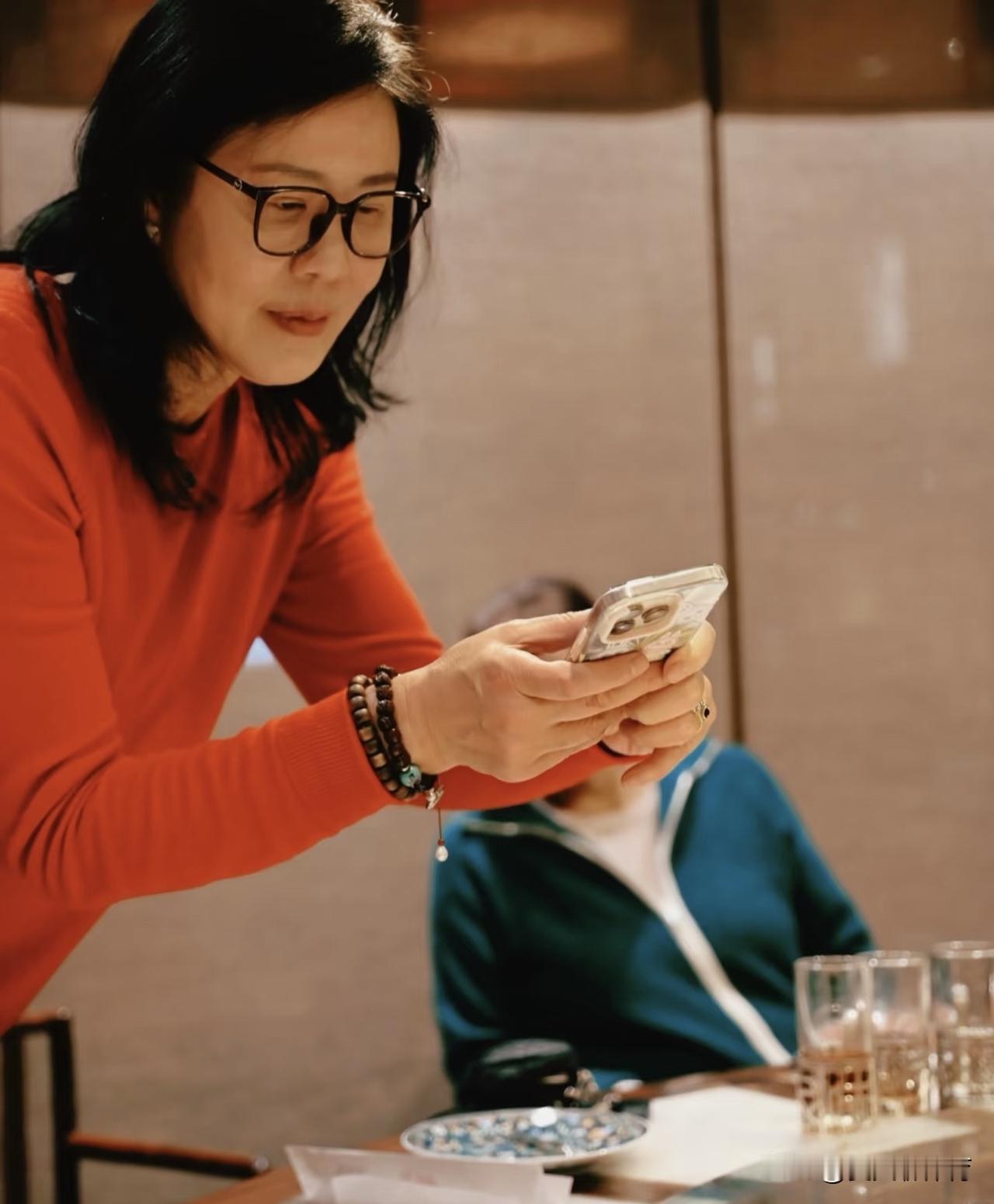 新鲜出炉的郎平教练啊！郎平教练和丈夫王育成在美国洛杉矶跟家人朋友一块跨年，这是在