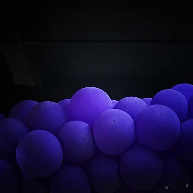 欧洲正在衰退，美国不想再让欧洲搭便车了。而中国正在崛起，无论经济还有军事，都在崛