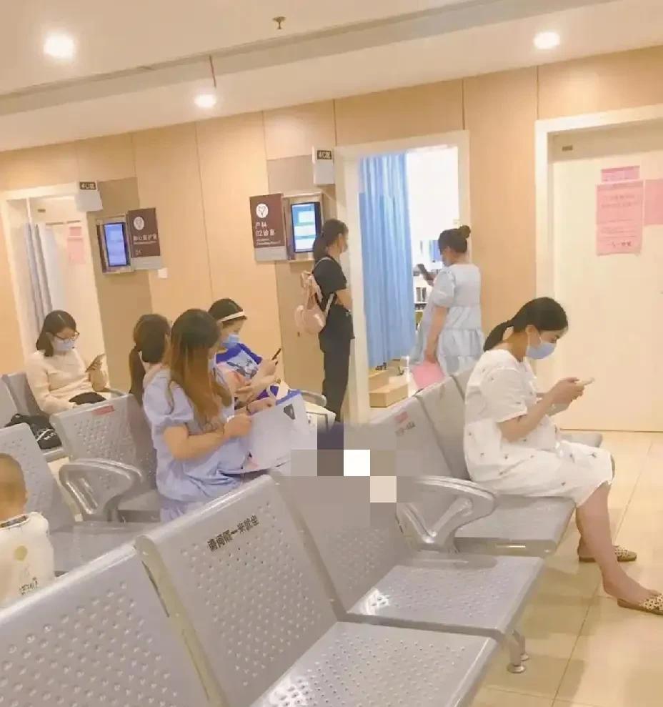 我闺蜜老公待人过于热情，竟然陪着单位女同事去产检。[捂脸哭][捂脸哭][捂脸哭]而且