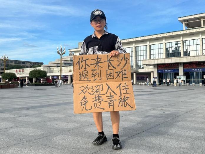 “泪目了！”8月31日报道，湖南长沙一男子开了家青年旅馆，不仅入住免费，还提供免