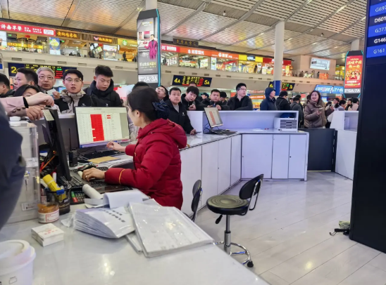 今天山东地区暴雪，高铁大量晚点，济南西站候车厅的服务短板一下子就显露出来了，这么