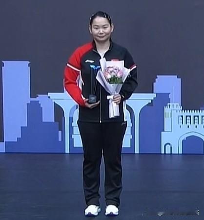 女单颁奖仪式，冠亚军又没单独合影。女单冠亚军合影环节，又上演挑战赛男单一幕，佳