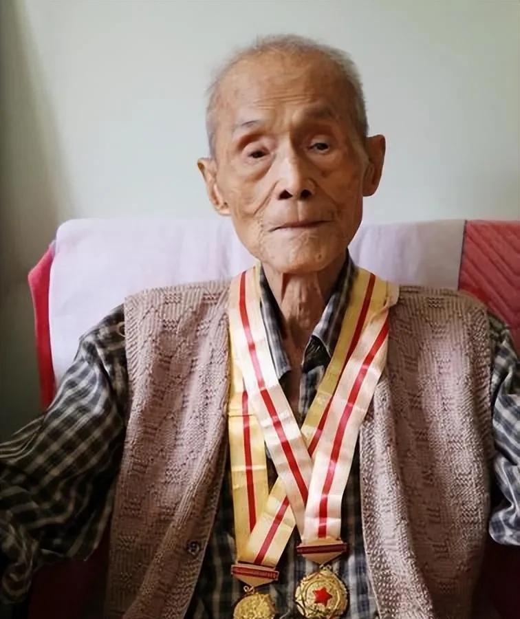 2001年，江苏一小伙在听特工沈安娜的讲座时，意外发现自己的父亲可能曾是个红色特