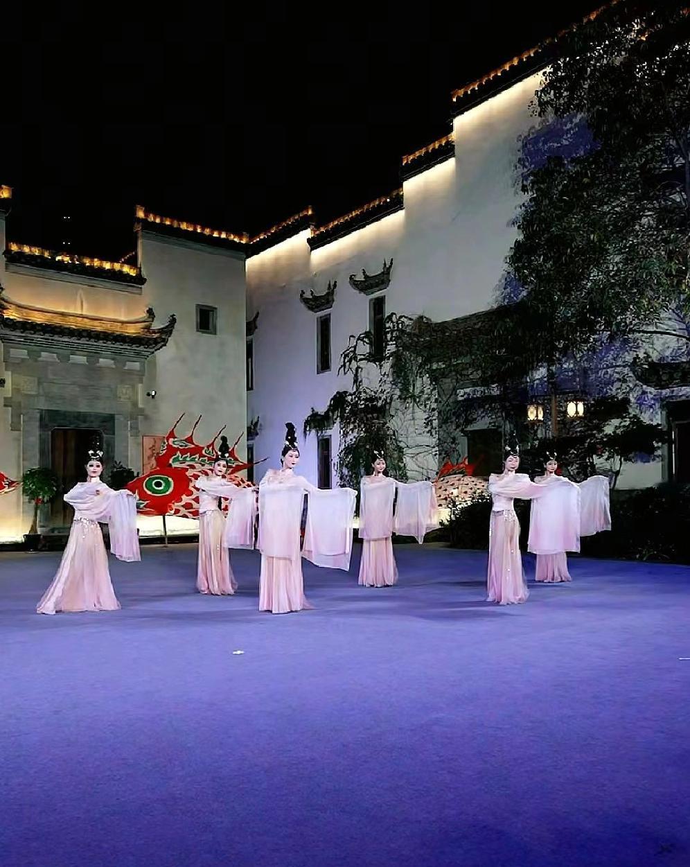 宇辉最让人感动的就是，总是处处替别人着想。按照往日惯例，今晚的表演节目和直播卖货