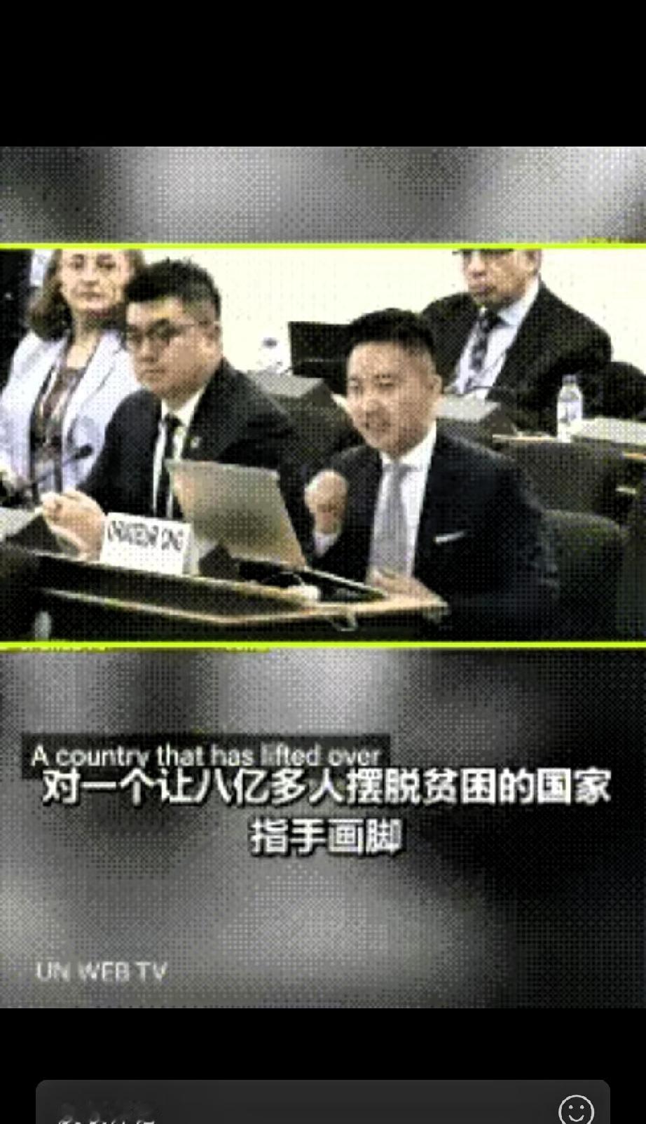 日内瓦会场，空气都快凝固了！香港议员李梓敬，没拿稿子，腰杆笔直，三连反问直接炸场