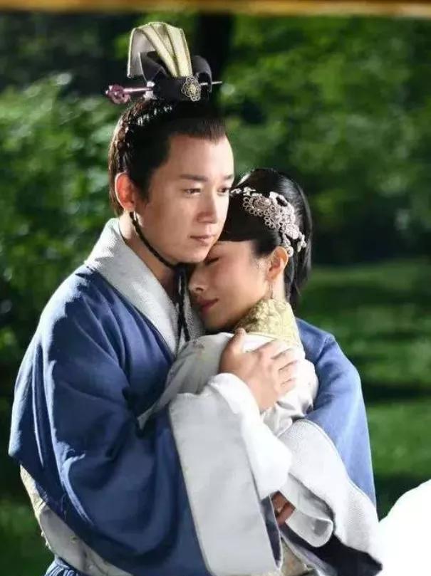 东汉末年，17岁的刘兰芝遭到婆婆焦母刁难，无奈之下回了娘家。焦母以为自己赢了，没