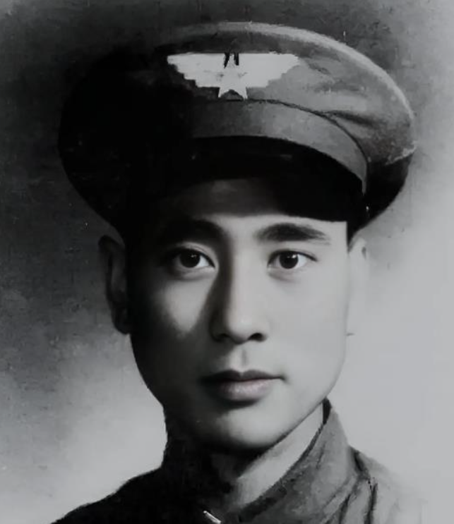 1949年，一架飞机在解放区坠毁，飞行员主动向解放军投降，还指了指舱门，说：“这