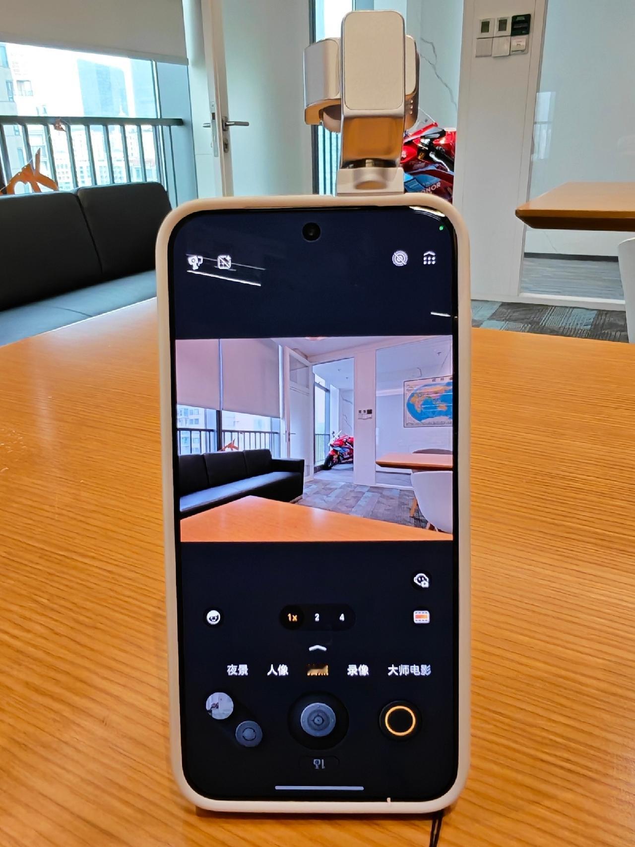 从关海涛公布的荣耀RobotPhone相机界面可以发现一些变化。有一个独