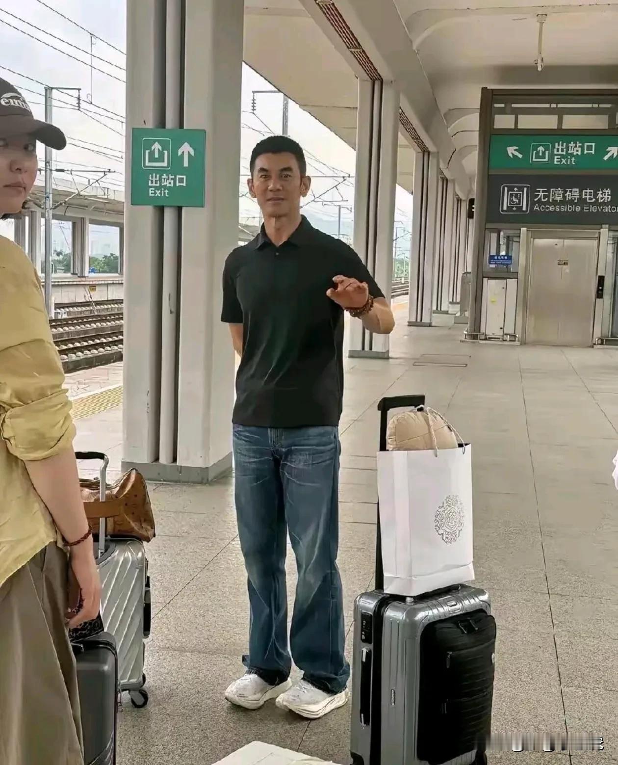 老天呐，差点没认出来！[呲牙笑]