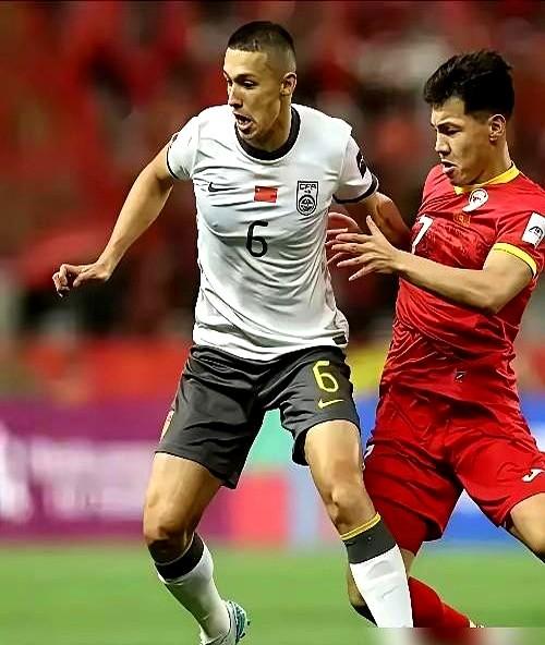 把国足的未来，全押宝在两个年轻人身上？这饼画得太早了。最近总有人吹，说国足后