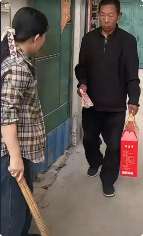 低头没有错，儿媳妇与公公吵架三年不说一句话，公公得知两个孙子上学交不起学费，公公