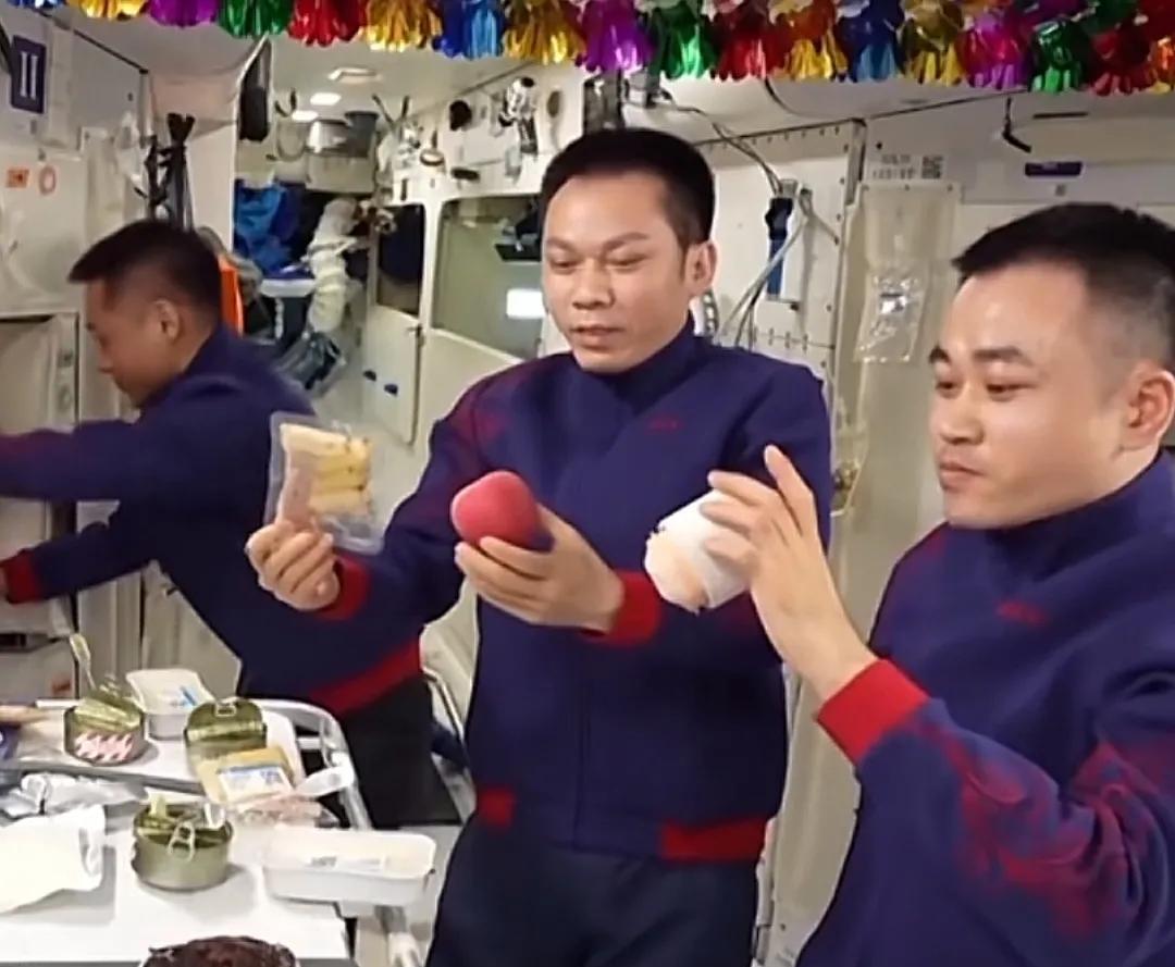 1.5吨太空餐送往神舟十九号飞船，航天员吃口饭能有多贵？据说一口可以吃掉7套房，