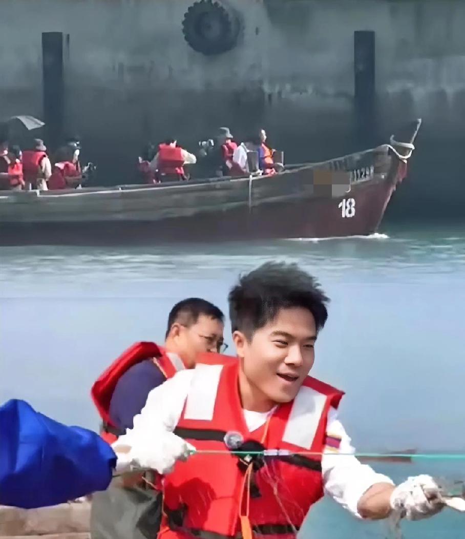 董宇辉出海回来，为了赶时间，边走边卸装备，从船上脱到了岸上。这是一网友朋友拍下来