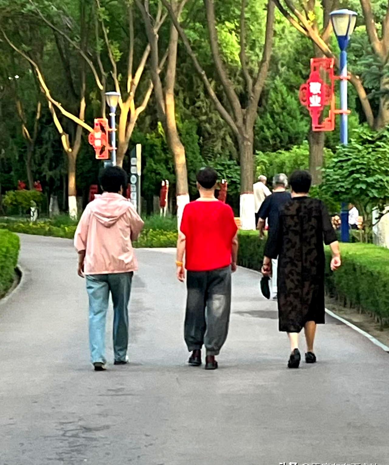 大家发现没有:女人一旦到了55岁左右，身体上会有三大变化:曾经的小蛮腰变